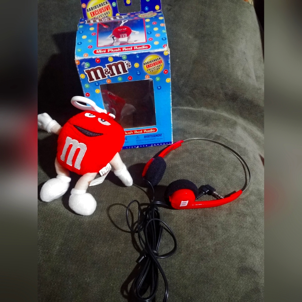 Am FM M&M radio red